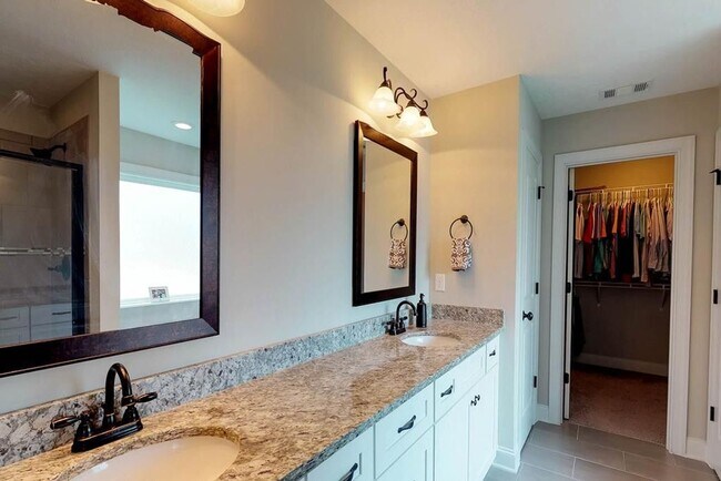 Building Photo - 708 Tree Top Trl