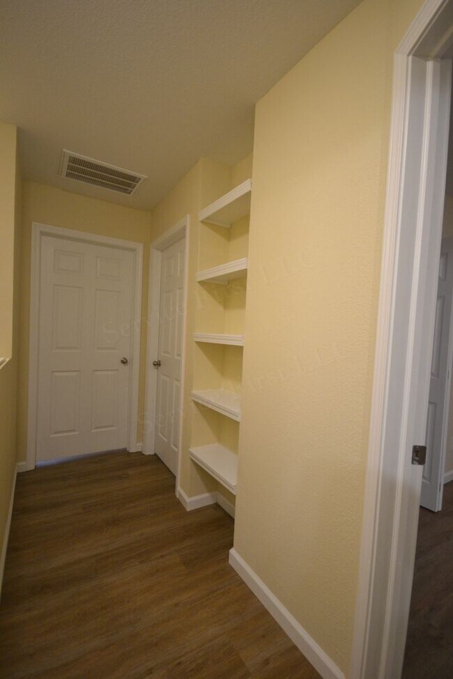 Building Photo - Spacious 3 Bed, 1.5 Bath Fourplex Unit in Buffalo, MO