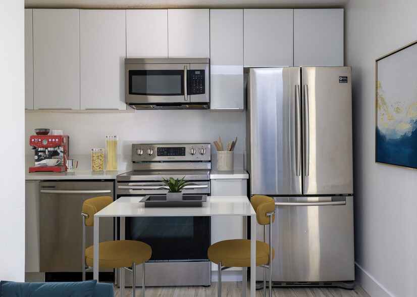 UNIT 4 - AVAILABLE on 4/22 - 850 N. Van Ness Ave.