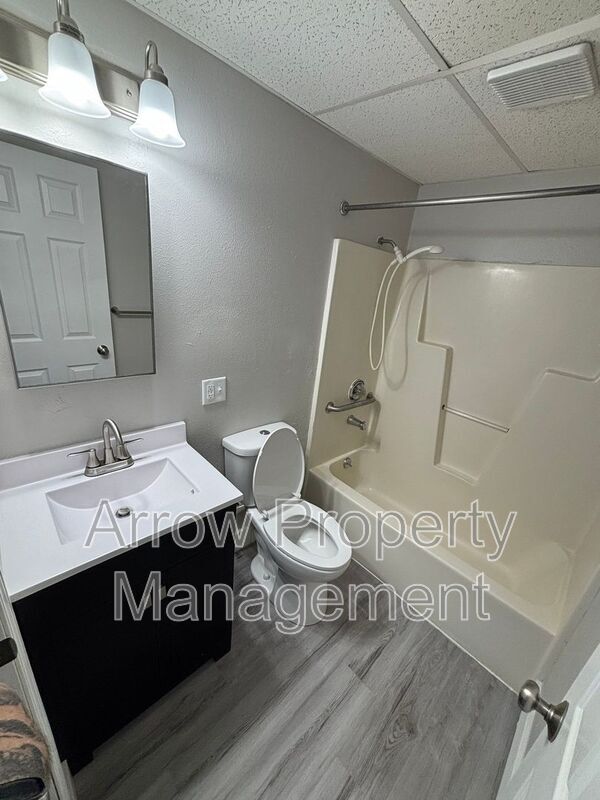 Building Photo - 2481 E 5th Ave