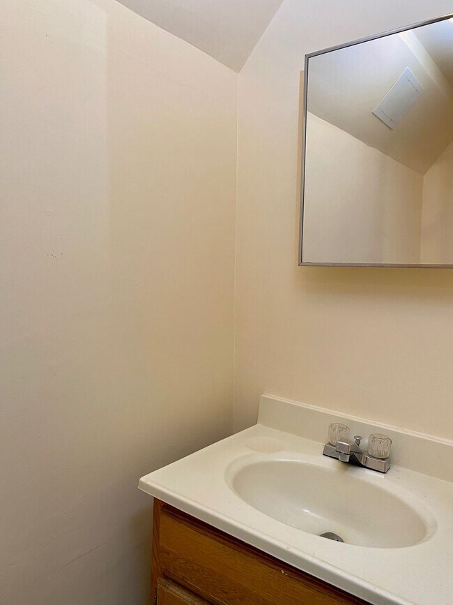 Building Photo - Charming 3 Bedroom/1.5 Bathroom Townhome in Parkville, MD!