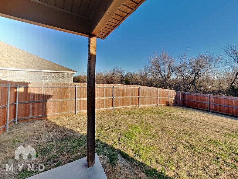 Building Photo - 726 W Lola Dr