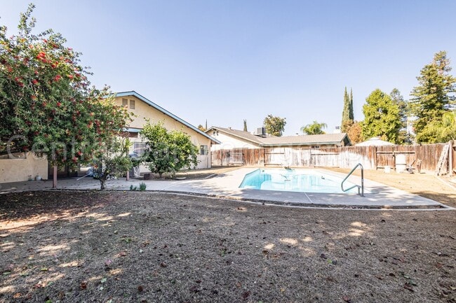 Building Photo - 3 Bedroom/2 Bath with a Pool - $2395 Per Month!