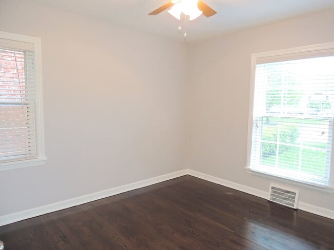 Building Photo - 3 Bed - 1 Bath Cape Cod for Rent!