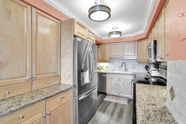 Building Photo - 1169 Hillsboro Mile