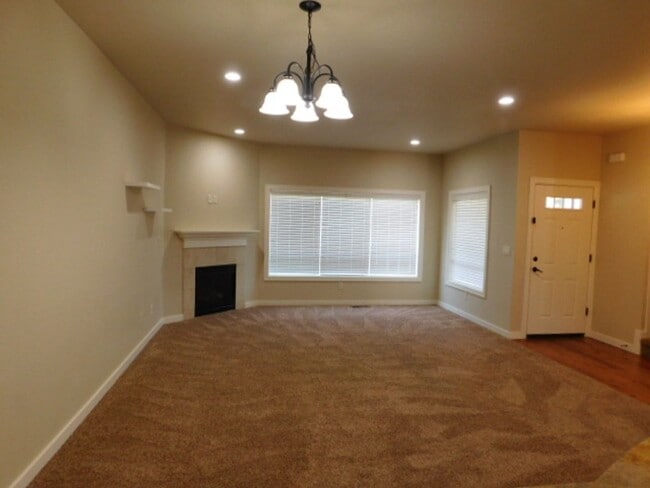 Building Photo - 3Bd/2.5Ba Two Story Townhouse - Available ...