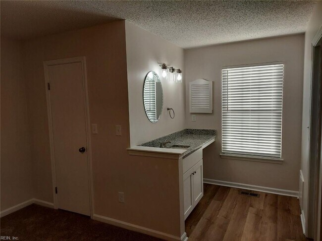 Building Photo - 637 Ridge Cir