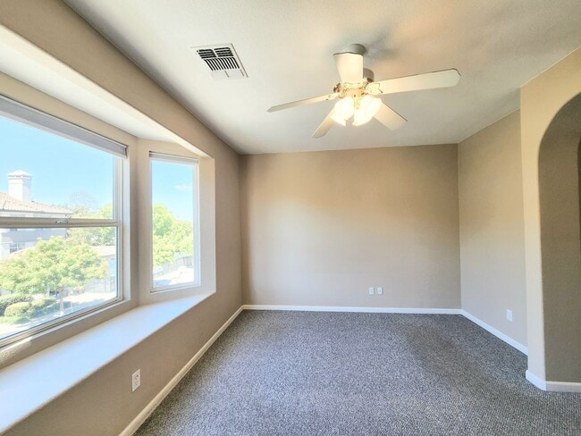 Building Photo - Spacious Townhouse in San Mateo