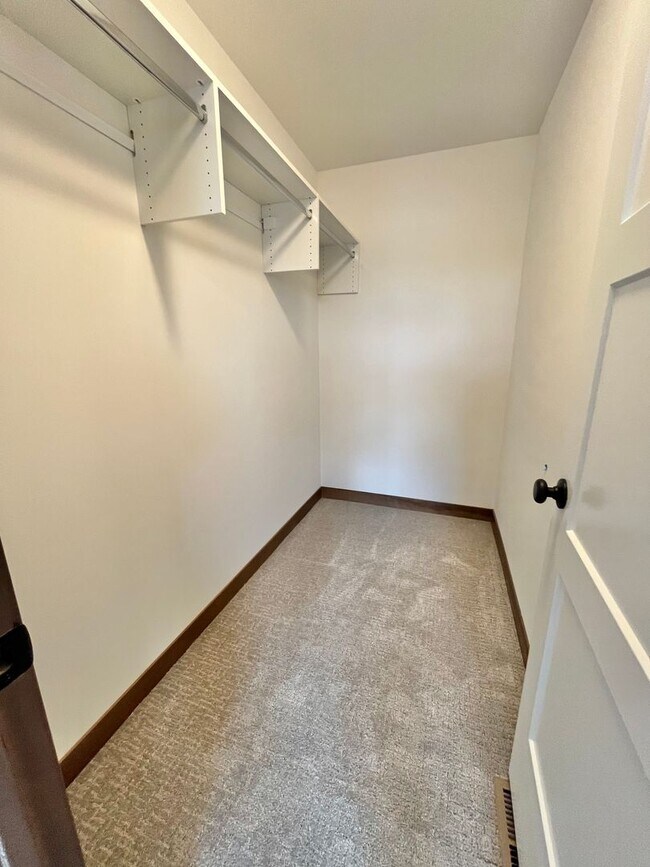 Building Photo - 5 Bed/2.5 Bath Twinhome For Rent!!