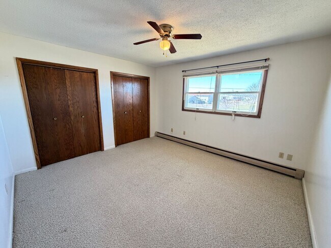Building Photo - AVAILABLE MAY - Large 2 Bedroom Apartment!