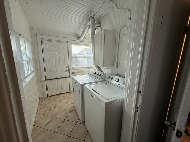 Building Photo - "Charming 1-Bed Duplex Retreat in Denver -...