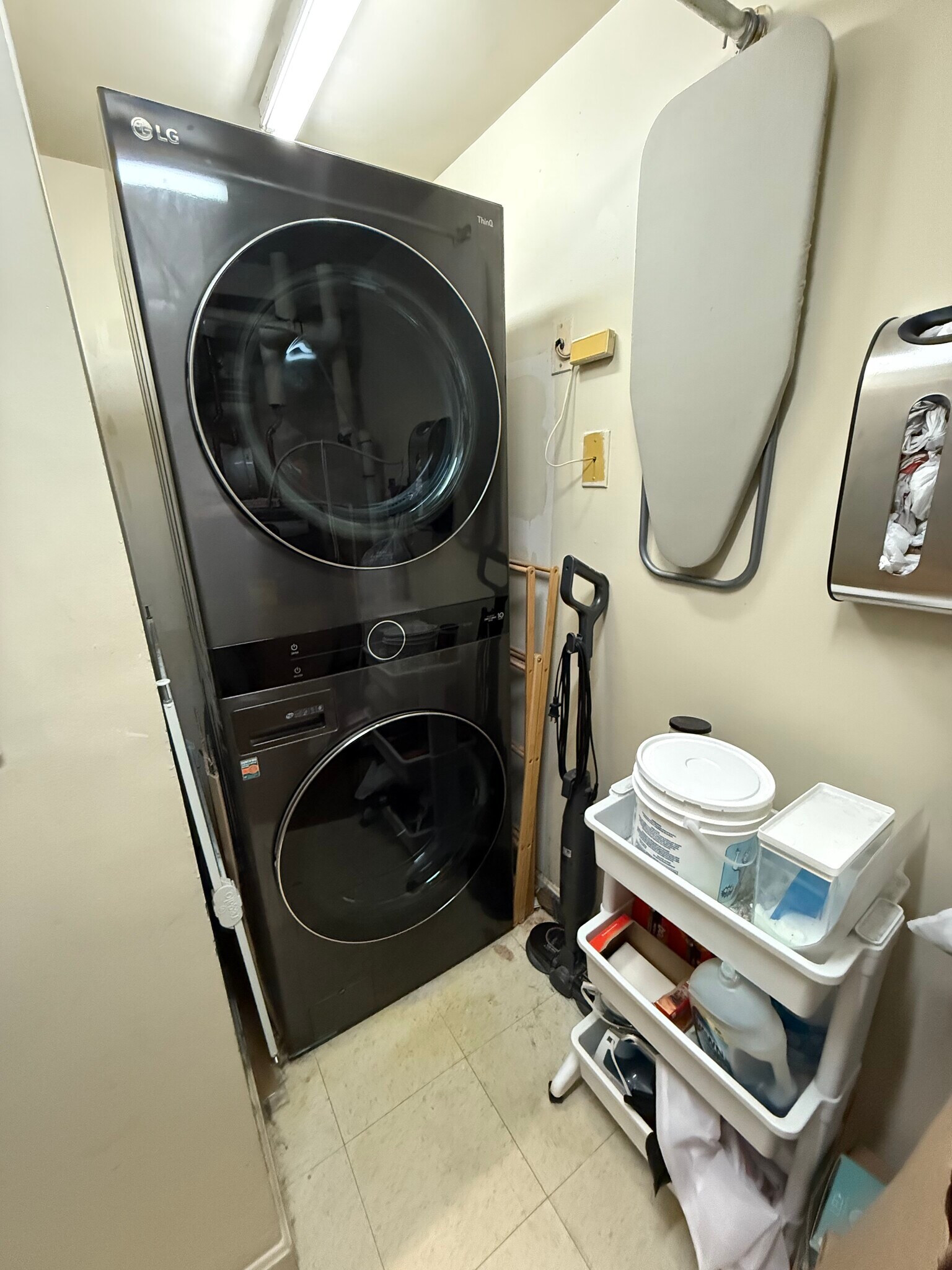 full-size laundry - 911 S Charles St