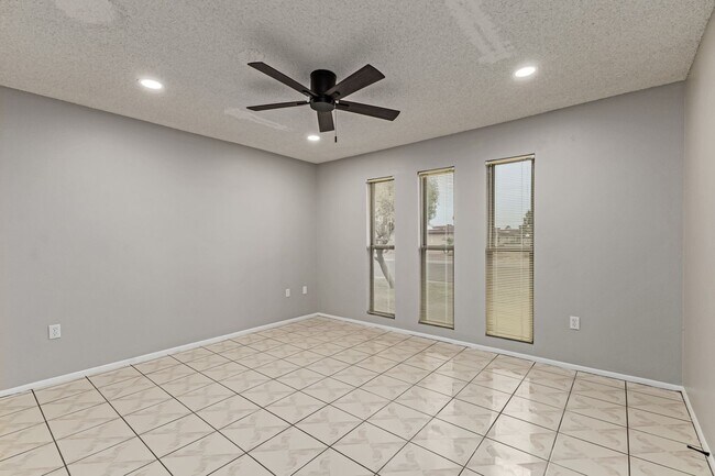 Building Photo - Updated condo in Sun City!