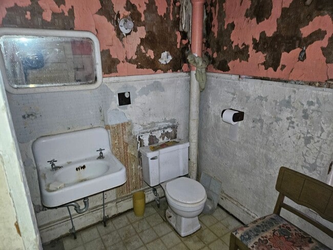 Building Photo - 2424 Broadway St