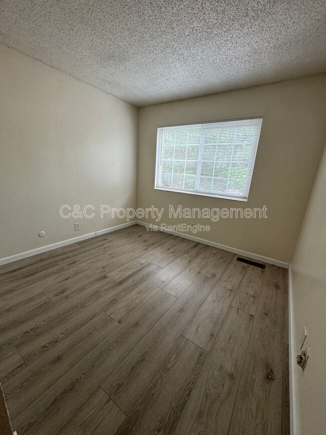 Building Photo - 1221 Pine Creek Wy