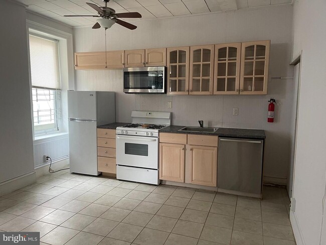 Building Photo - 419 Green Ln