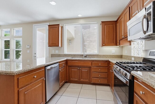Building Photo - 3 Bedroom Home Available Now!