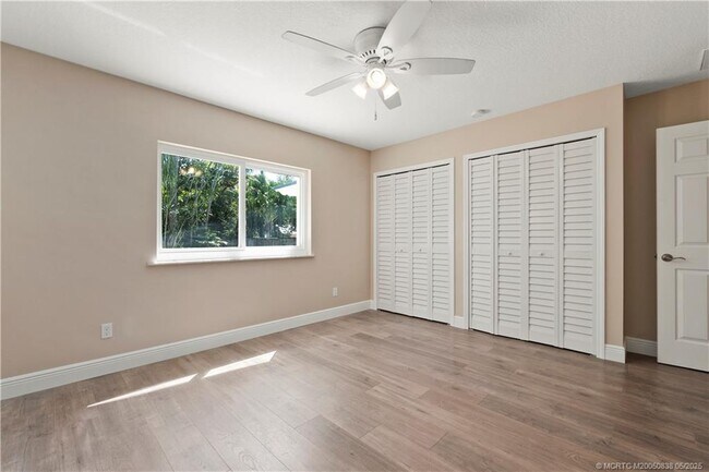 Building Photo - 4590 SE Glen Ridge Trail