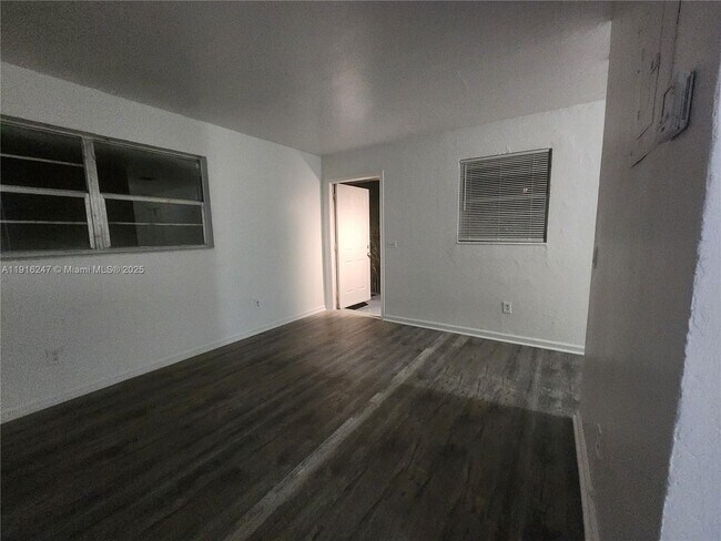 Primary Photo - 519 NW 8th Ave