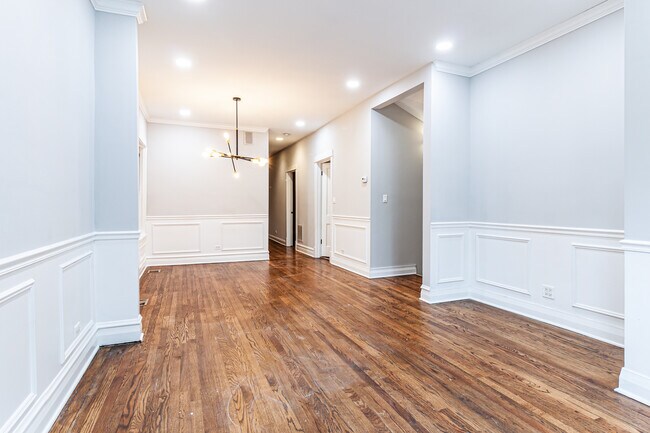 Building Photo - 2509 W Diversey Ave