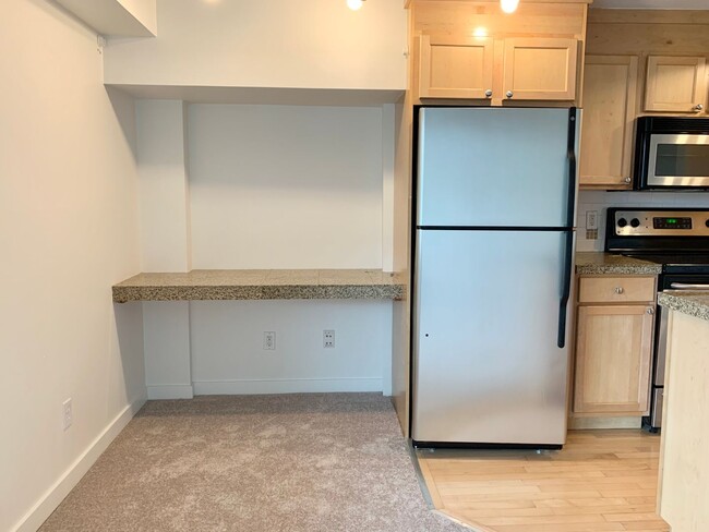 Building Photo - Stylish Lower Queen Anne 1-Bedroom Condo w...