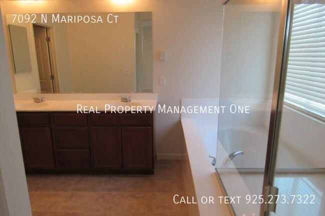 Building Photo - 7092 N Mariposa Ct
