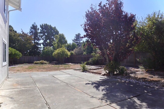 Building Photo - Splendid 3-bedroom home + Bonus Loft located in Fremont! – New flooring!