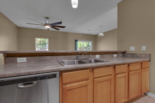Building Photo - "Charming 3-Bed Townhouse Retreat with 2.5...