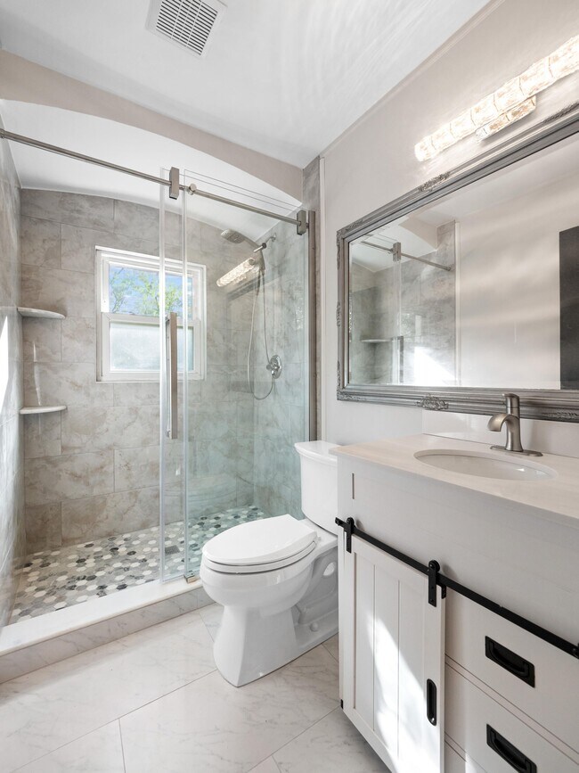 Building Photo - 2046 Yorkshire Rd