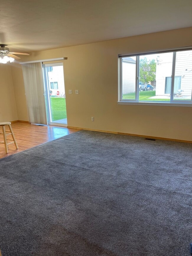 Building Photo - 3 Bed 2.5 Bath in River Rock