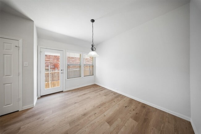 Building Photo - 6000 Meadowglen Dr