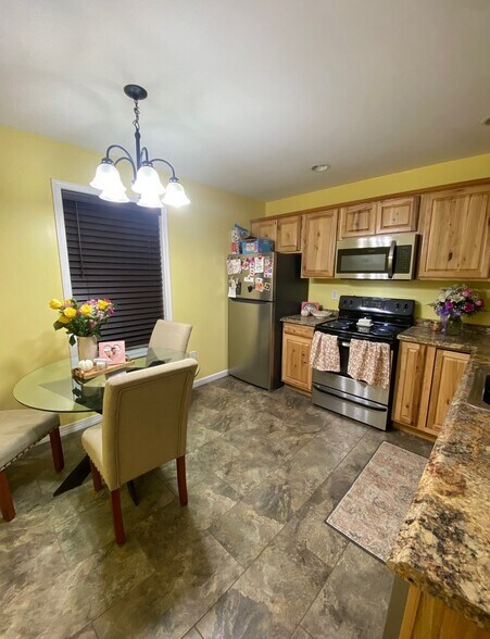 eat-in kitchen - 134 Erwin St