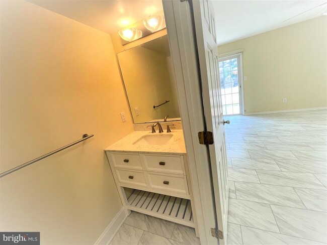 Building Photo - 210 William Livingston Ct