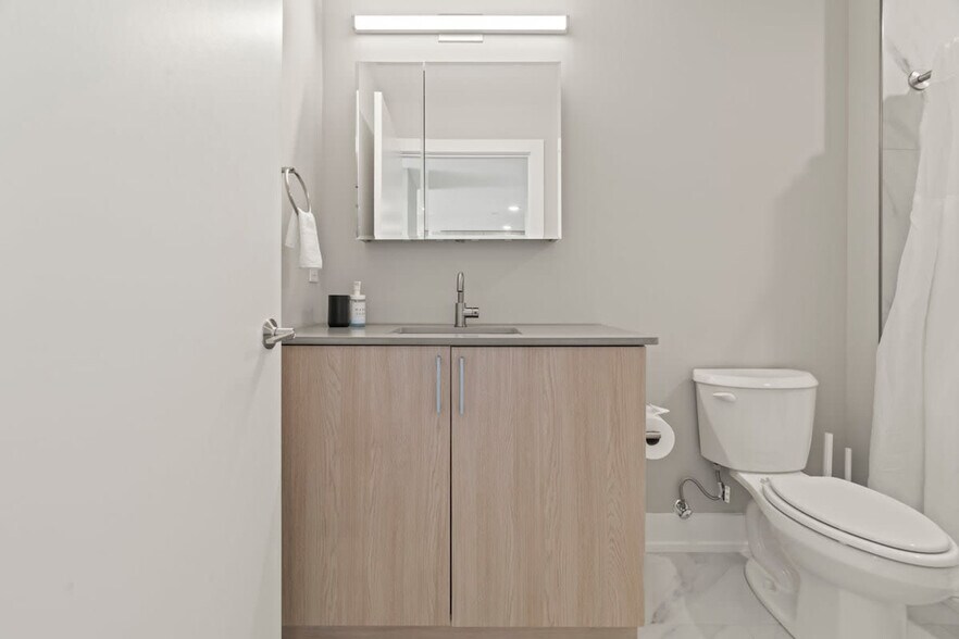 Building Photo - 901 Canal St