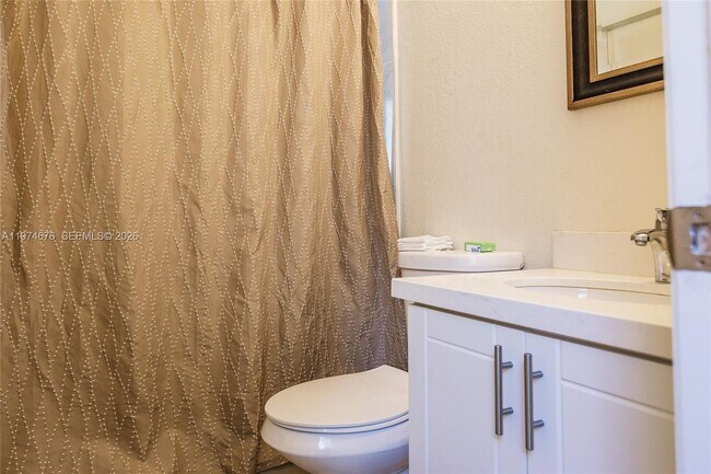 Building Photo - 518 SW 15th Ave