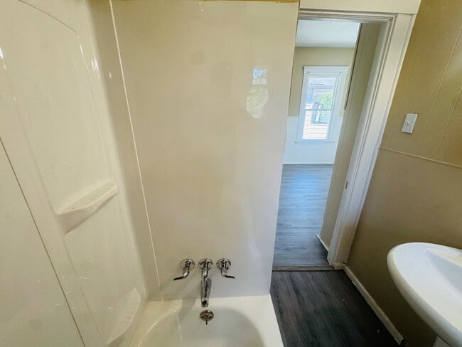 Building Photo - 3405 Roehl Ave