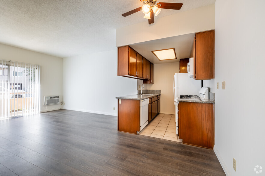 1BR, 1BA - 700SF - Bluffside Garden Apartments