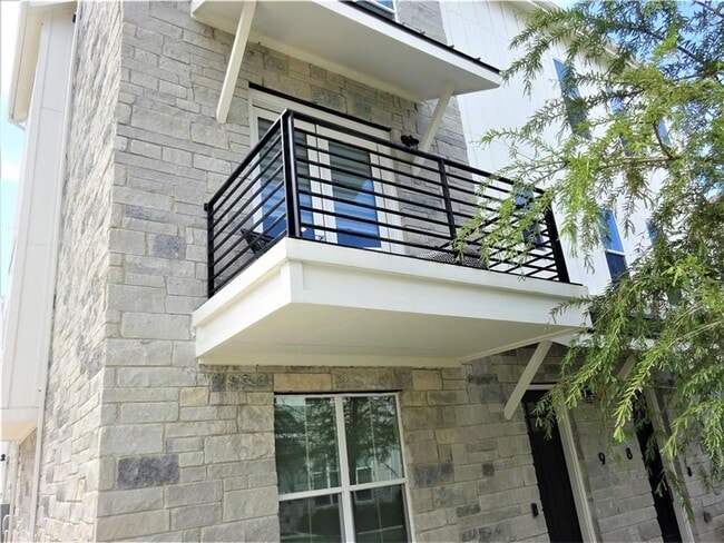 Building Photo - Gorgeous Condo in Desirable East Austin Lo...