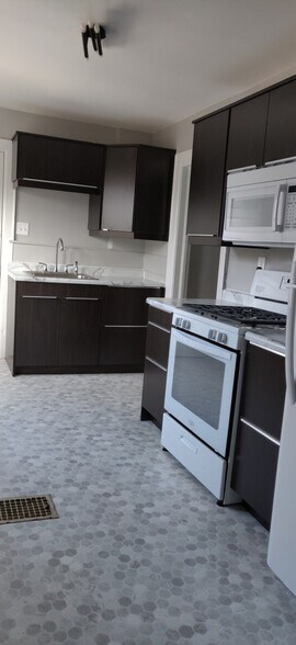 Building Photo - 7728 W Stevenson St