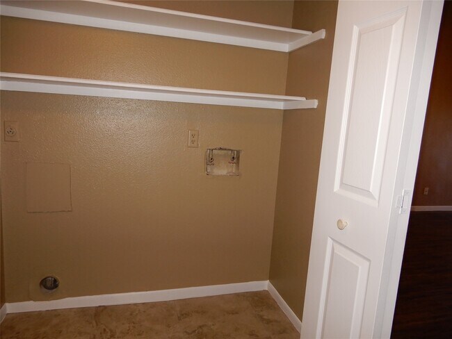 Building Photo - 17401 Red Oak Dr