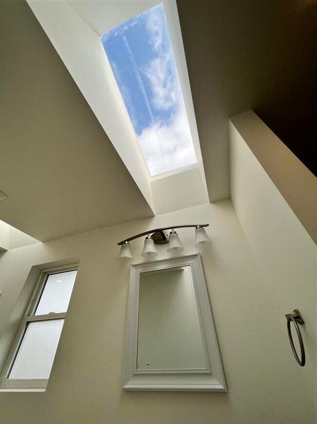 Building Photo - ThomasV