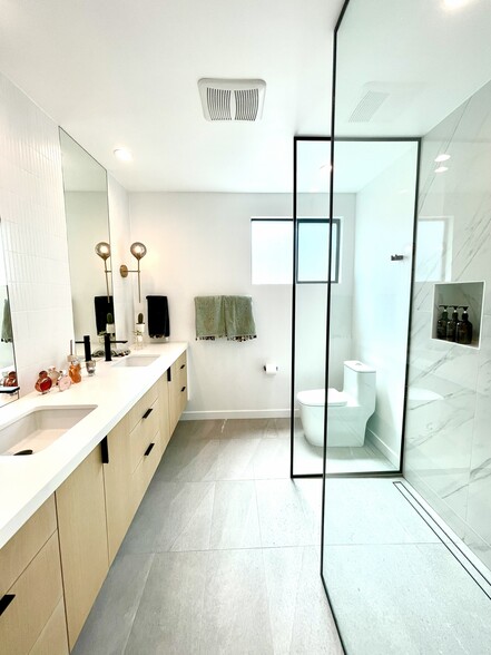 Building Photo - 6143 Carpenter Ave