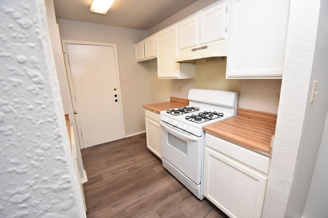 Building Photo - 3-2-1 Duplex Pflugerville