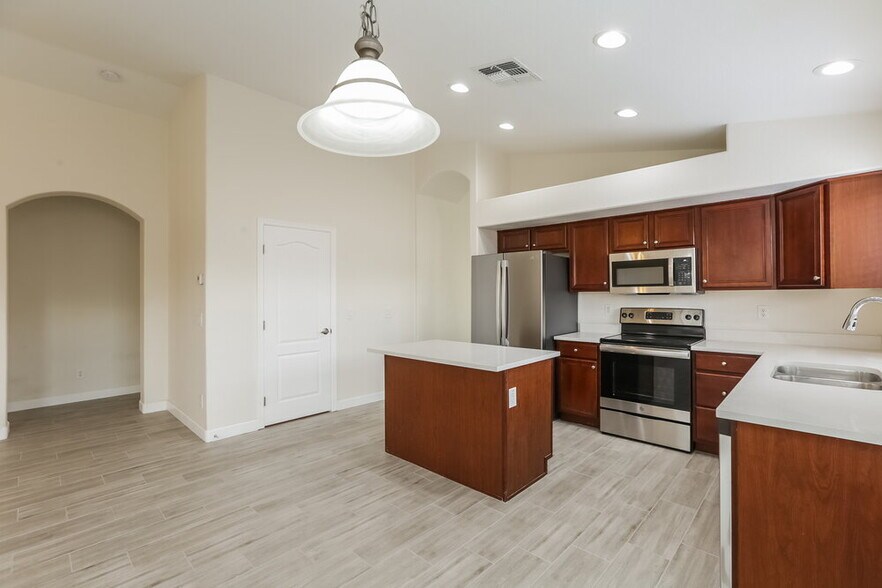 Building Photo - 4715 W Harwell Rd