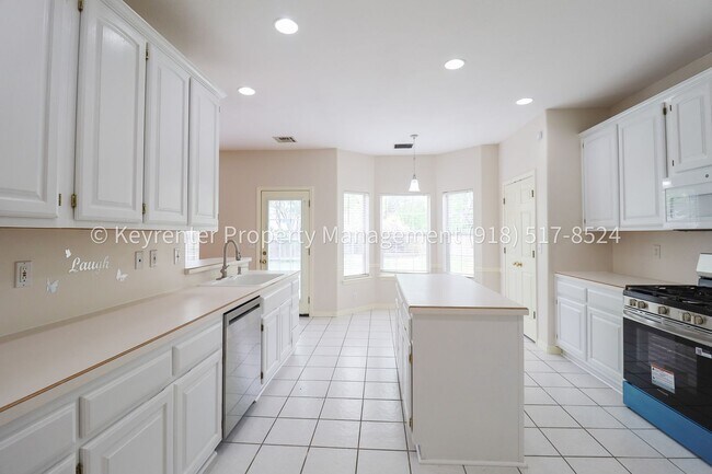 Building Photo - 4 Bed | 2 Bath in Broken Arrow!