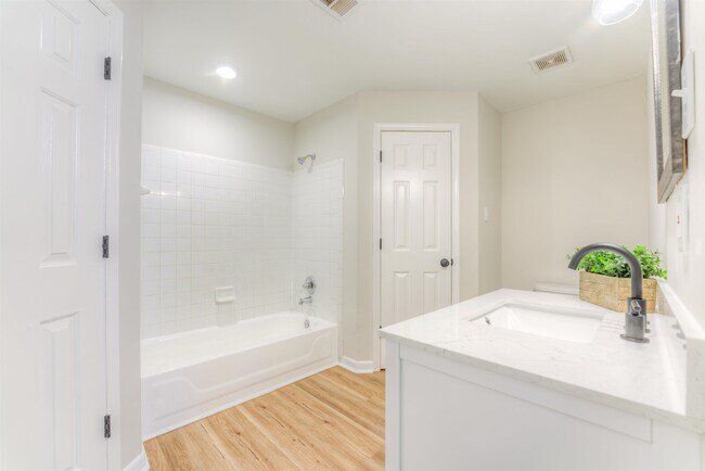 Building Photo - 548 N 6th St