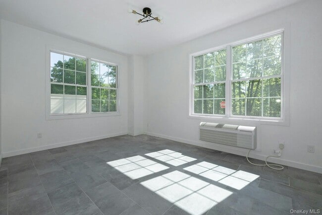 Building Photo - 962 US-9W