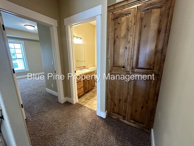 Building Photo - 690 Carriagegate Ln