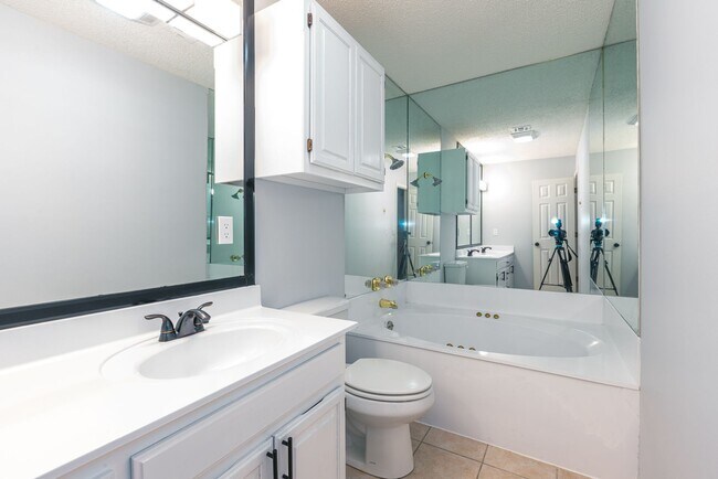 Building Photo - Newly Renovated 4 Bed / 3.5 Bath in Tulsa ...