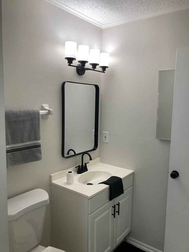 Building Photo - 3774 Lake Bayshore Dr